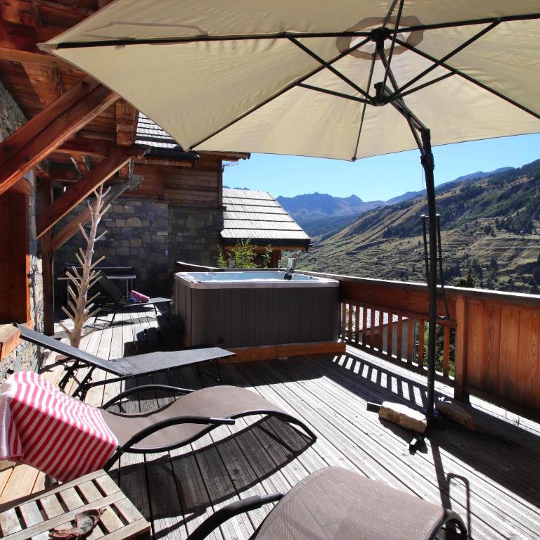 Chalet with Ski Slope Views, Jacuzzi & Cinema Room - Chalet - 19