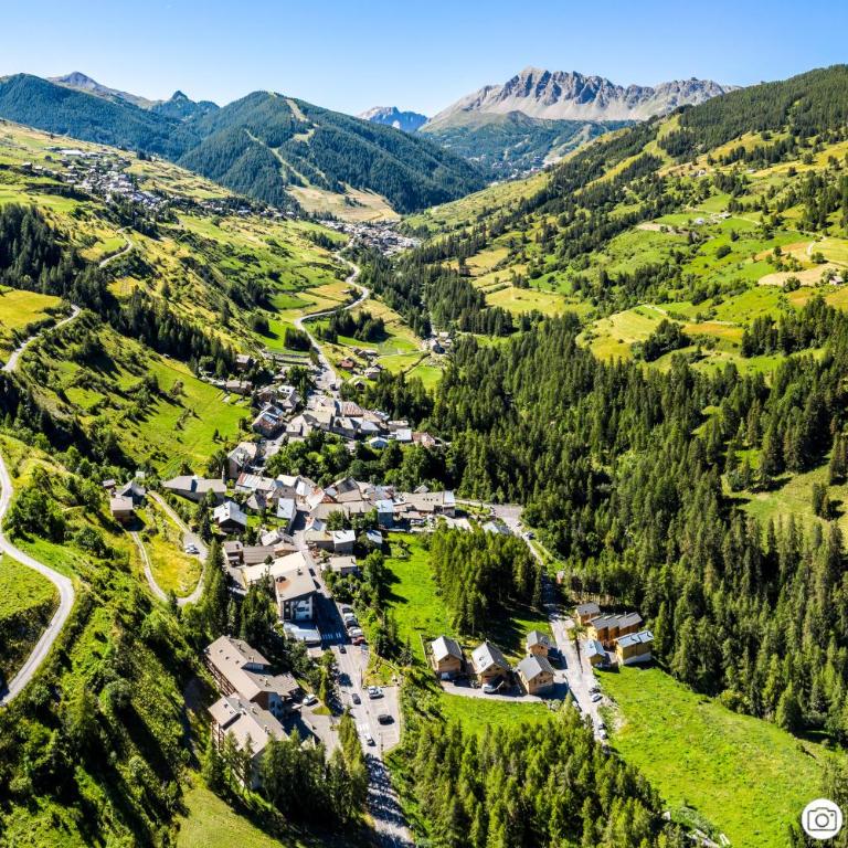 Chalet with Ski Slope Views, Jacuzzi & Cinema Room - Chalet - 41
