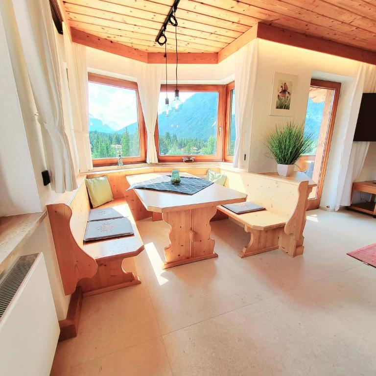 Schickster Sky Lodge und Chalet Rossi - Apartment mit Balkon - 12