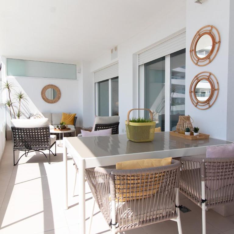 Global Vacacional, Bonito apartamento con terraza en Gran Canet - Apartment mit Meerblick - 1