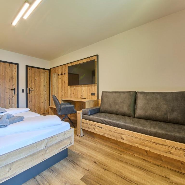 Eibinghof BED & BREAKFAST & SWIM Frühstück Pension - Dreibettzimmer mit Balkon - 7