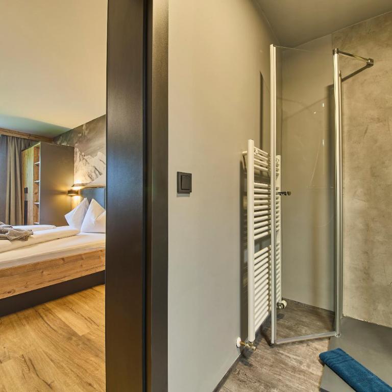 Eibinghof BED & BREAKFAST & SWIM Frühstück Pension - Dreibettzimmer mit Balkon - 9