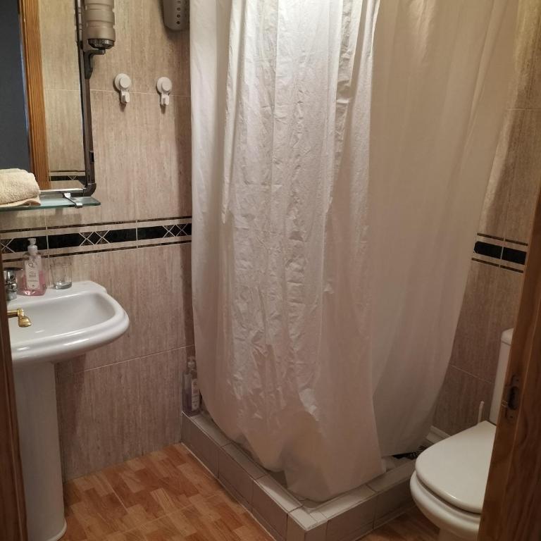 Acogedoras Habitaciónes en Madrid - Standard Double Room with Shared Bathroom - 1