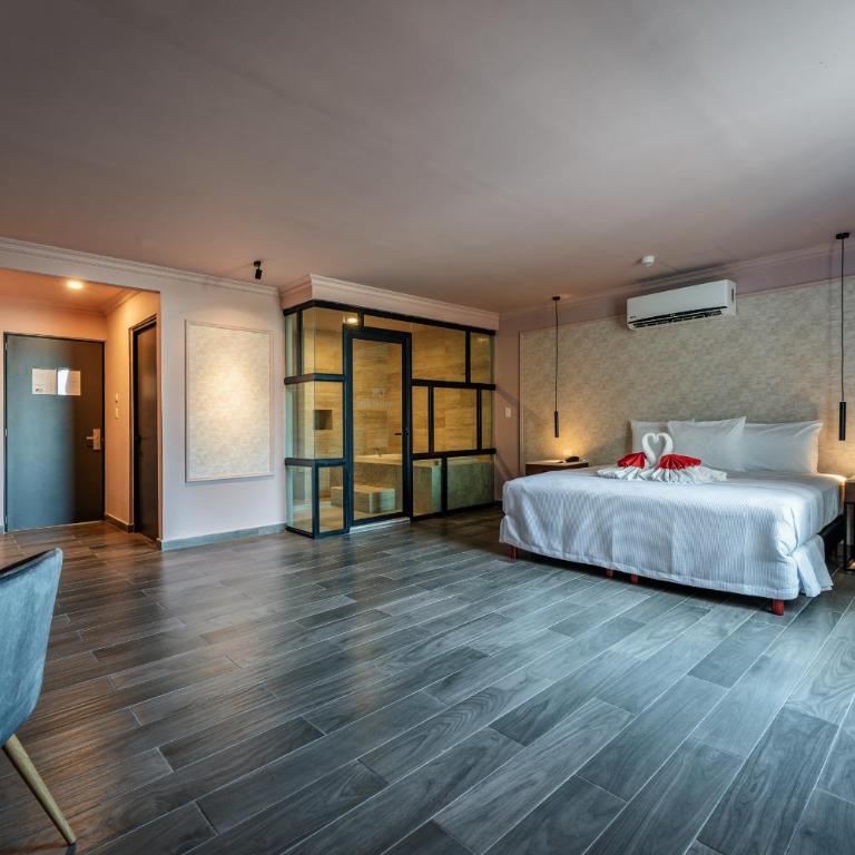 Hotel MID Project - Suite with Hot Tub - 1