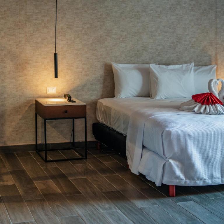 Hotel MID Project - Suite with Hot Tub - 8
