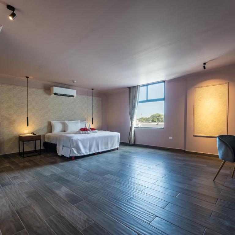 Hotel MID Project - Suite with Hot Tub - 7