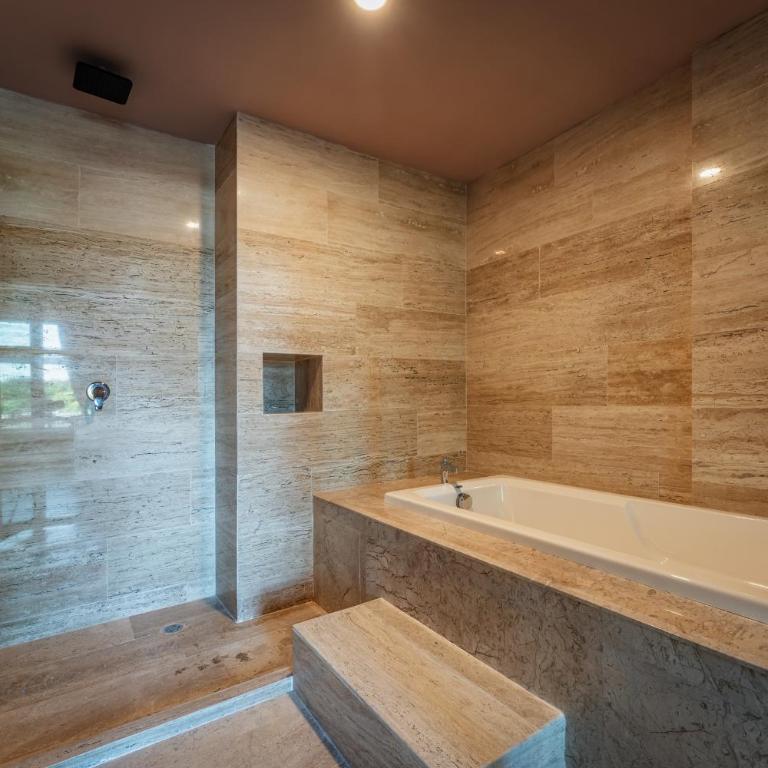 Hotel MID Project - Suite with Hot Tub - 14