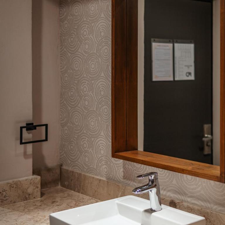 Hotel MID Project - Suite with Hot Tub - 15