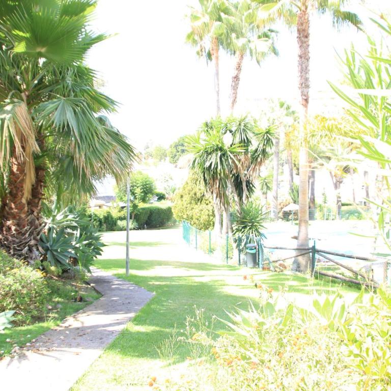 Chalet adosado en urbanización con piscina - Casa de 3 dormitorios - 55