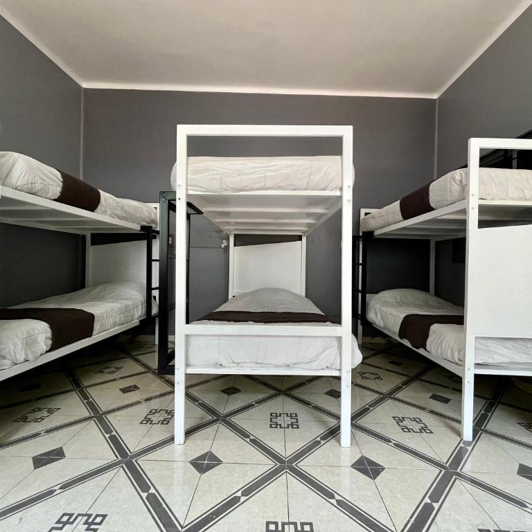 WHOST Hotel y Hostal - 8-Bed Mixed Dormitory Room - 3