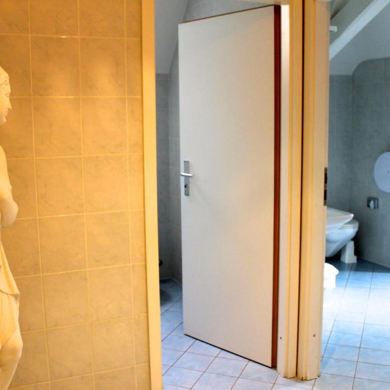 Hotel Le Cénacle - Chambre Simple avec Douche et Toilettes Communes - Vue sur Parc - 2