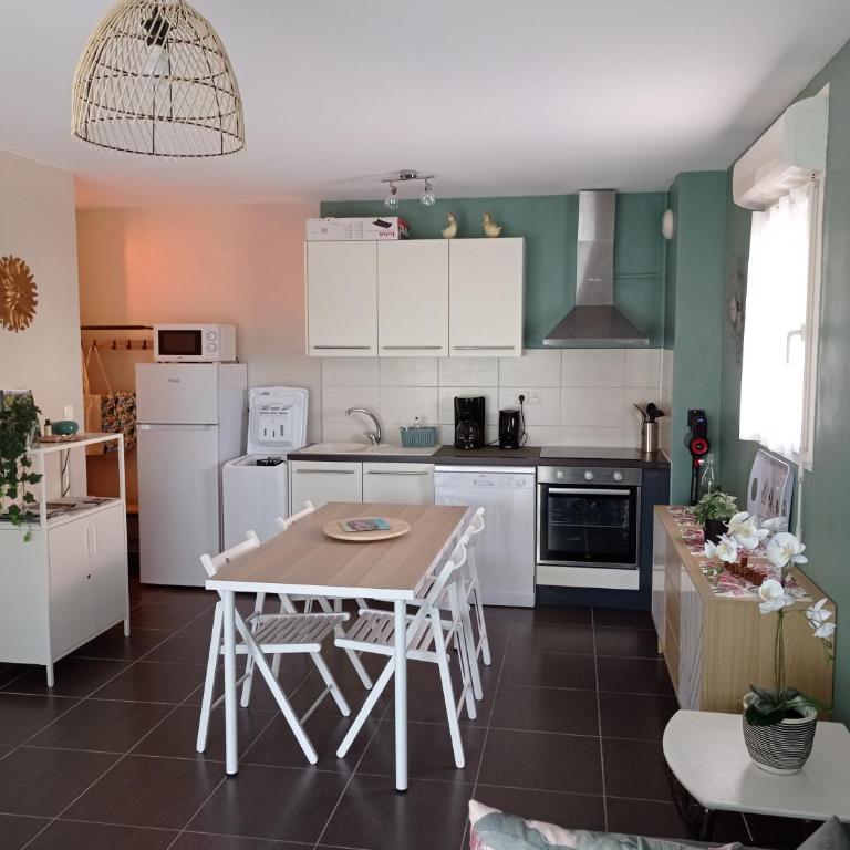 LE SOLEIL DU LUBERON - T2 avec Terrasse, Parking et Clim - One-Bedroom Apartment - 1