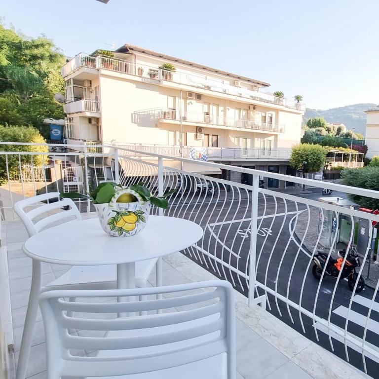 Palazzo Mauro Sorrento Luxury Rooms - Junior Suite with Balcony - 7