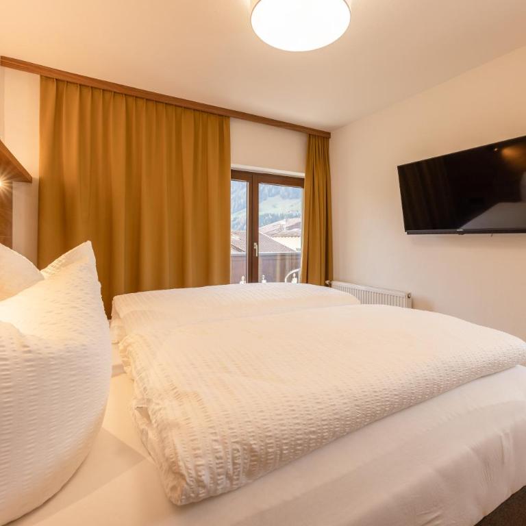 Pension Gulla - Ferienhaus Appartements B&B - Dreibettzimmer mit Balkon - 4