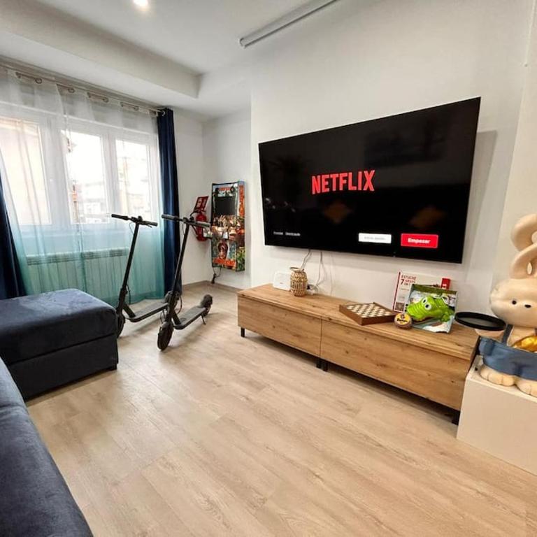 LUJO Proyector, Maquina Arcade, Wifi y Patinetes - Apartamento de 3 dormitorios - 1