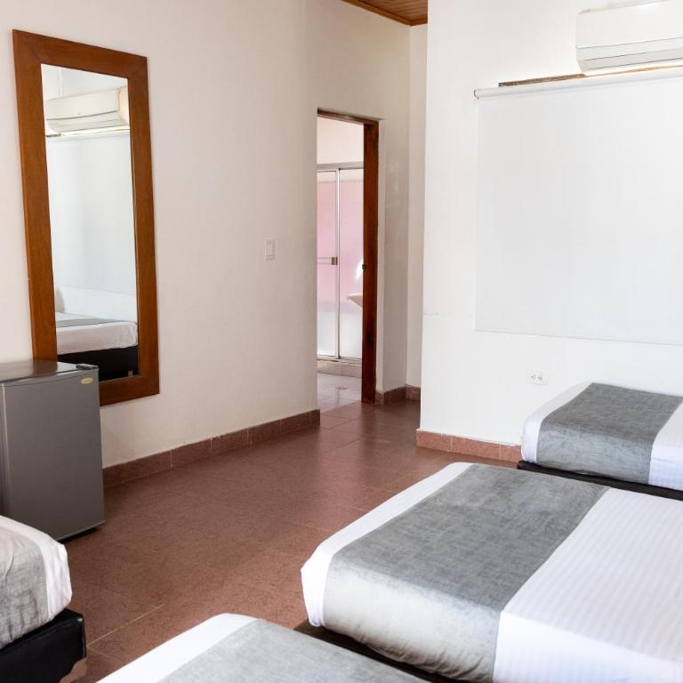 Hotel Corozal Plaza - Comfort Quadruple Room - 3