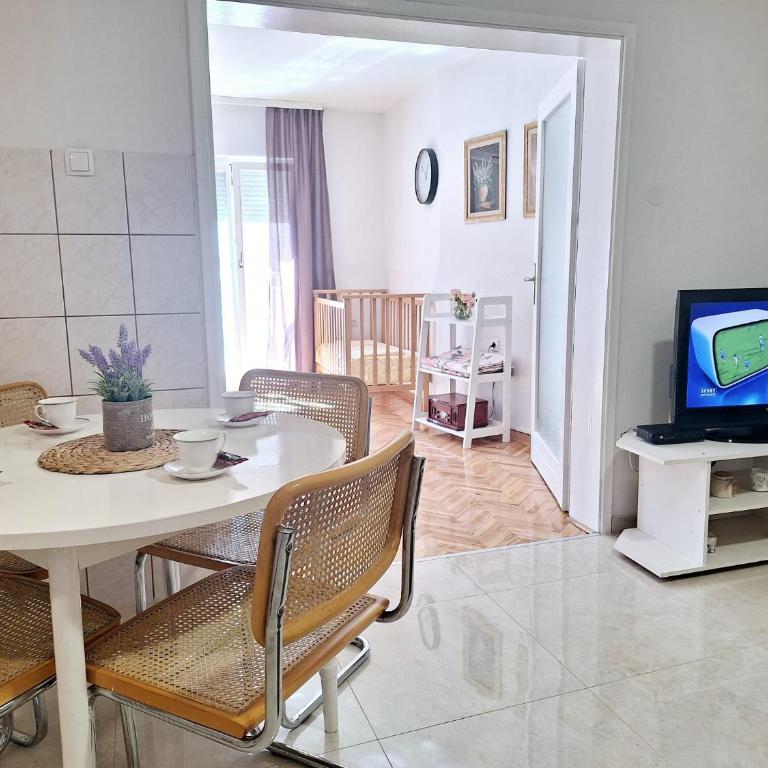 Apartman Square - Two-Bedroom Apartment - 15