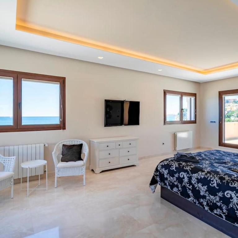 Villa Irene, Large First Line Villa wíth amazing sea- and coast views and large private swimming pool! - Deluxe Villa - 37