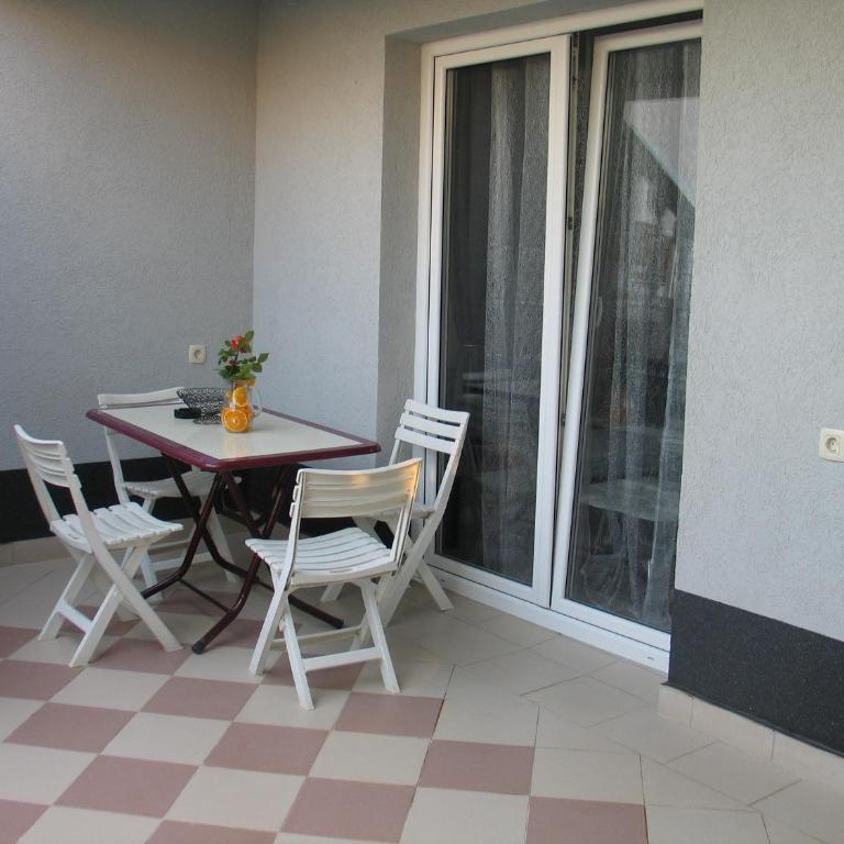 Guest House Dena - One-Bedroom Apartment with Terrace - 4
