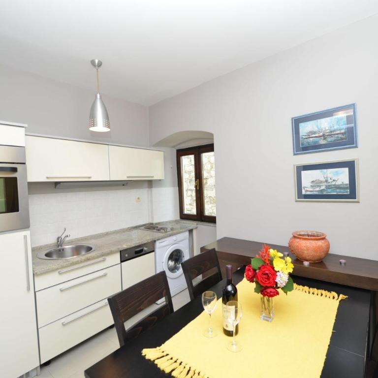 Apartments Saxo - One-Bedroom Apartment with Balcony and Sea View - 3