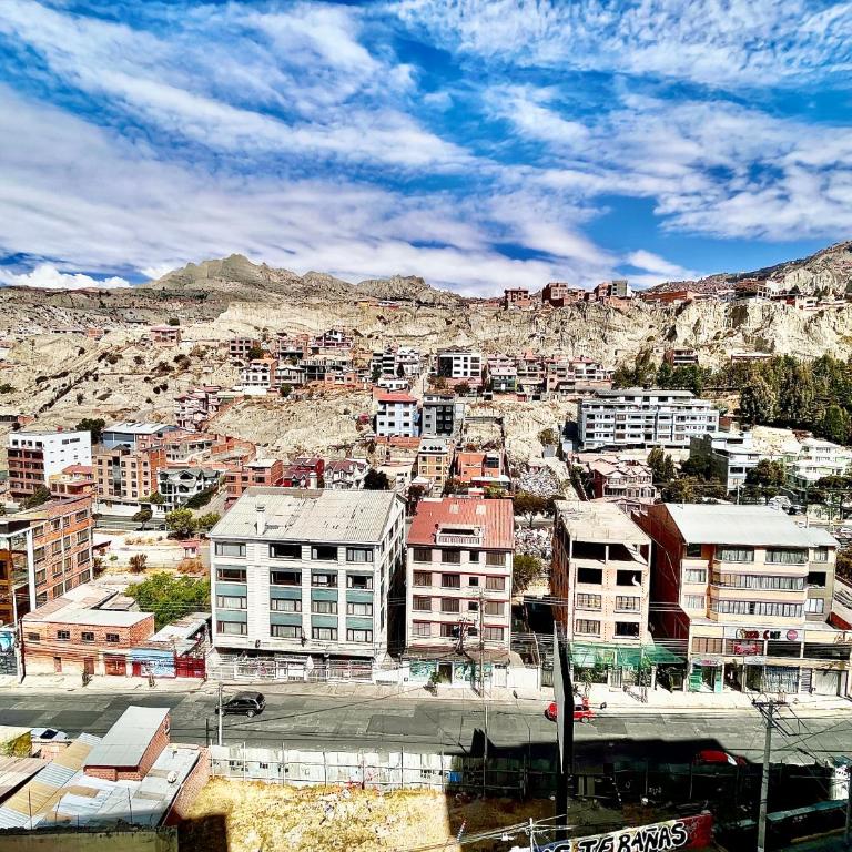 Vista a las montañas y Calefaccion cerca de teleferico y U Catolica - Two-Bedroom Apartment - 63