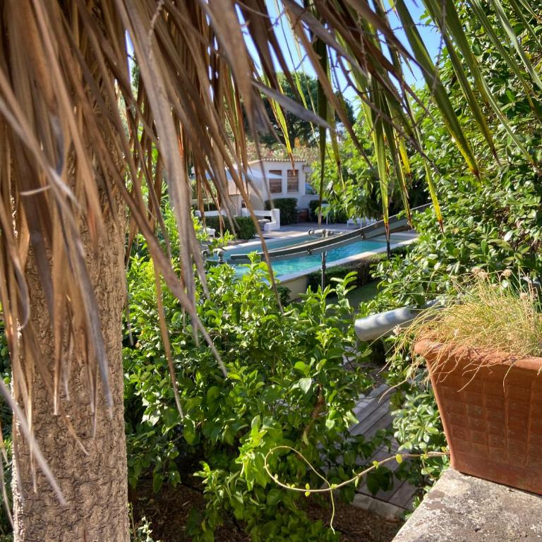 Villa La Begude - Boutique B&B - Chambre Double avec Balcon 2 - Vue sur Piscine - 20 m² - 17