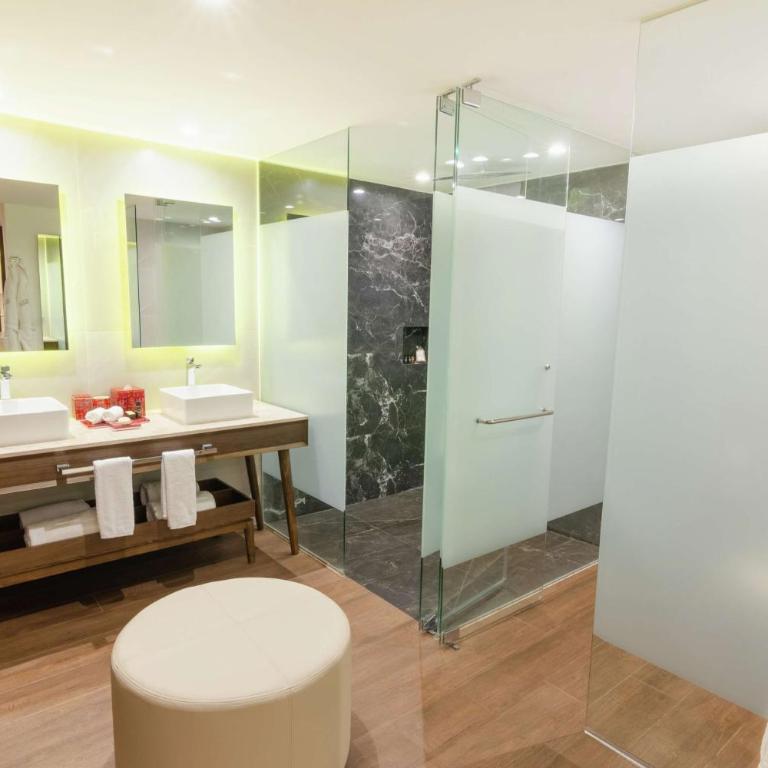 The Fives Downtown Hotel & Residences, Curio Collection by Hilton - King Mezzanine Room - 1