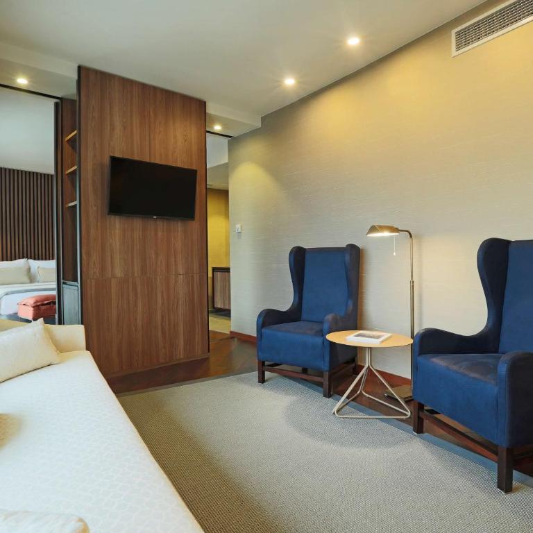 DoubleTree by Hilton Santiago Kennedy, Chile - Suite Junior con cama extragrande y zona de estar - 3