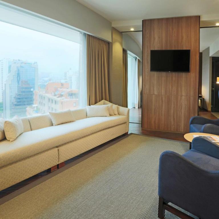 DoubleTree by Hilton Santiago Kennedy, Chile - Suite Junior con cama extragrande y zona de estar - 1