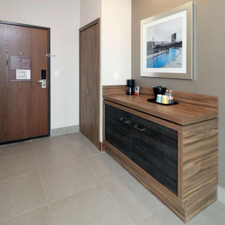 Hilton Garden Inn Monterrey Obispado - Deluxe Queen Room with City and Mountain View - 4