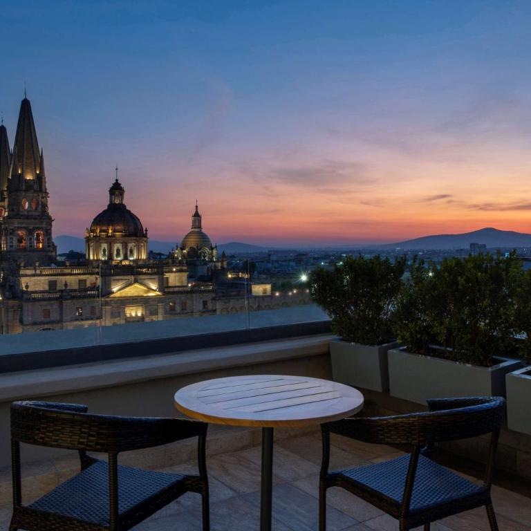 Hilton DoubleTree Guadalajara Centro Historico - Habitación con cama grande y terraza - 1