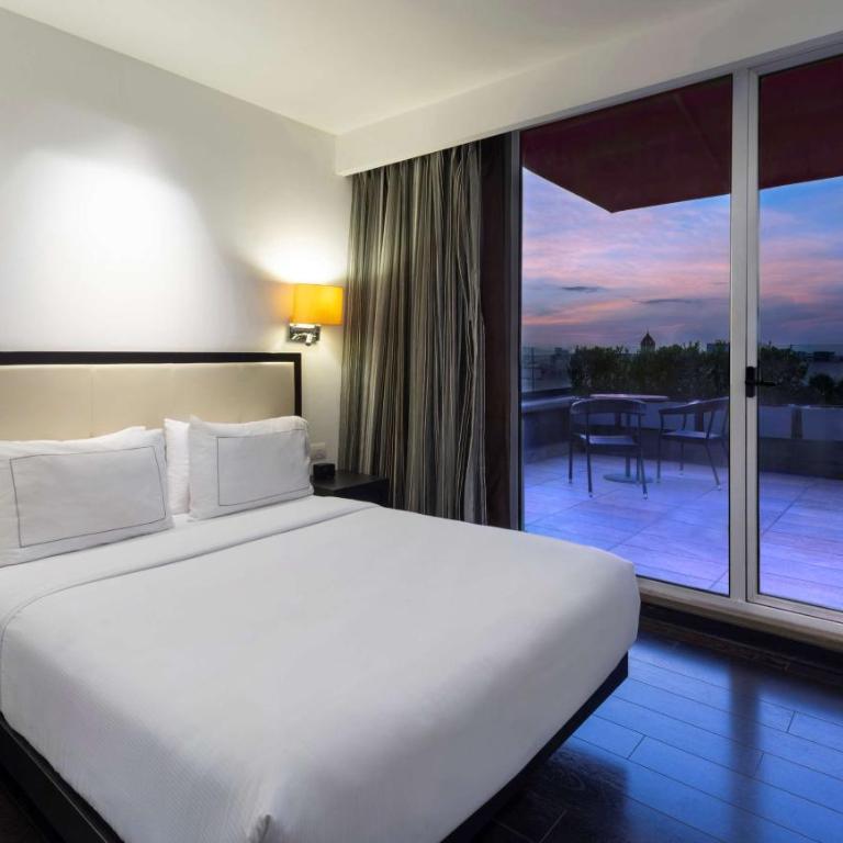 Hilton DoubleTree Guadalajara Centro Historico - Habitación con cama grande y terraza - 2