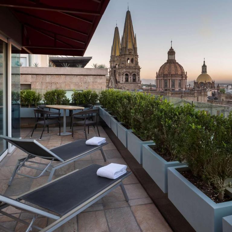 Hilton DoubleTree Guadalajara Centro Historico - Suite con 1 dormitorio, cama extragrande y terraza - 2