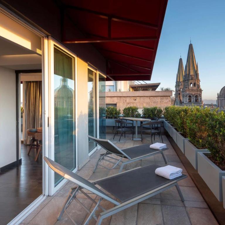 Hilton DoubleTree Guadalajara Centro Historico - Suite con 1 dormitorio, cama extragrande y terraza - 4