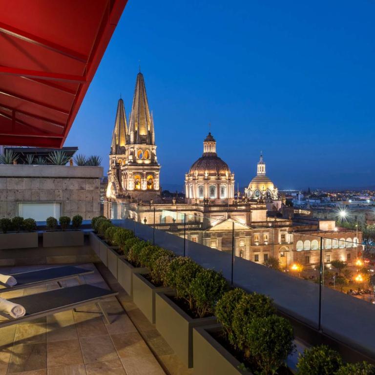 Hilton DoubleTree Guadalajara Centro Historico - Suite con 1 dormitorio, cama extragrande y terraza - 5