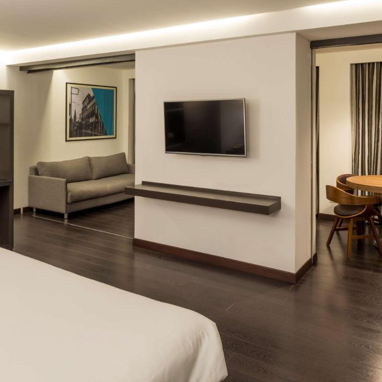 Hilton DoubleTree Guadalajara Centro Historico - Suite con 1 dormitorio, cama extragrande y terraza - 6