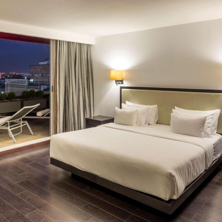 Hilton DoubleTree Guadalajara Centro Historico - Suite con 1 dormitorio, cama extragrande y terraza - 7