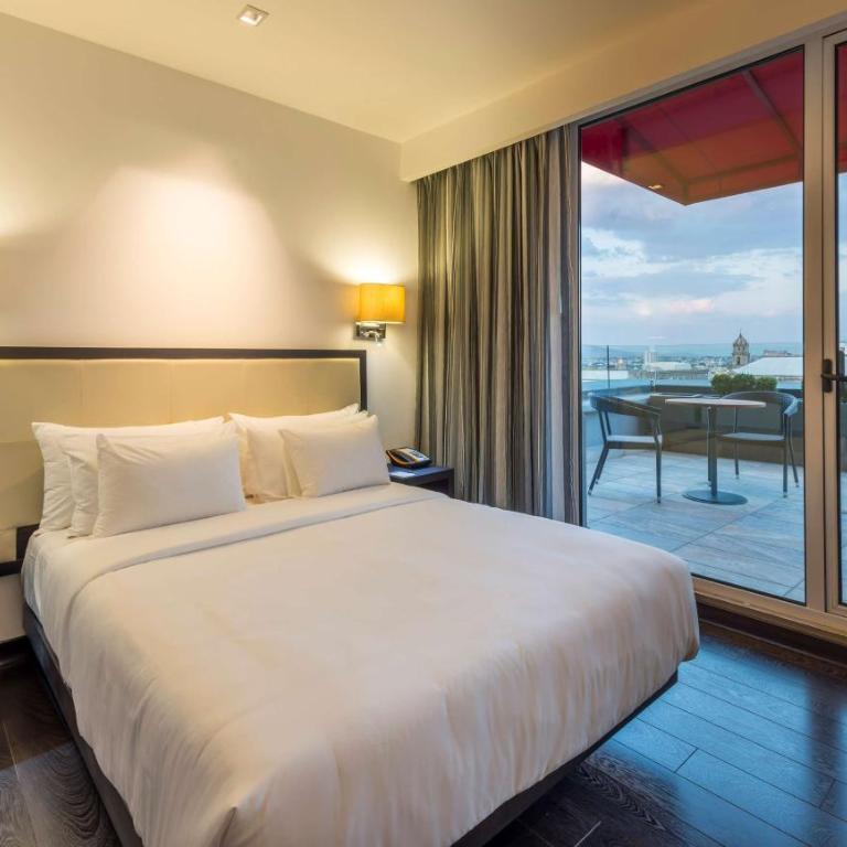 Hilton DoubleTree Guadalajara Centro Historico - Habitación con cama grande y terraza - 5