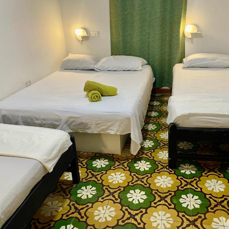 Mr. Tenloy's Place - Quadruple Room with Private External Bathroom - 14