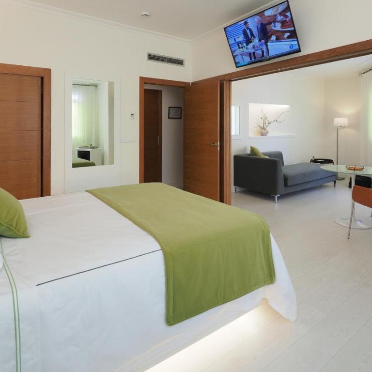 Rias Bajas - Habitación con cama grande y balcón - 5