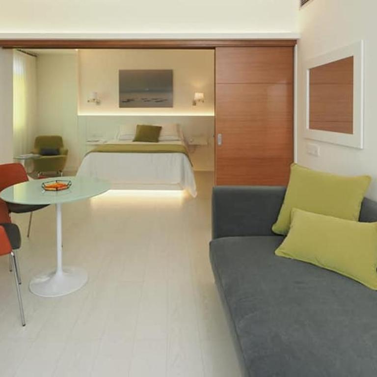 Rias Bajas - Habitación con cama grande y balcón - 4
