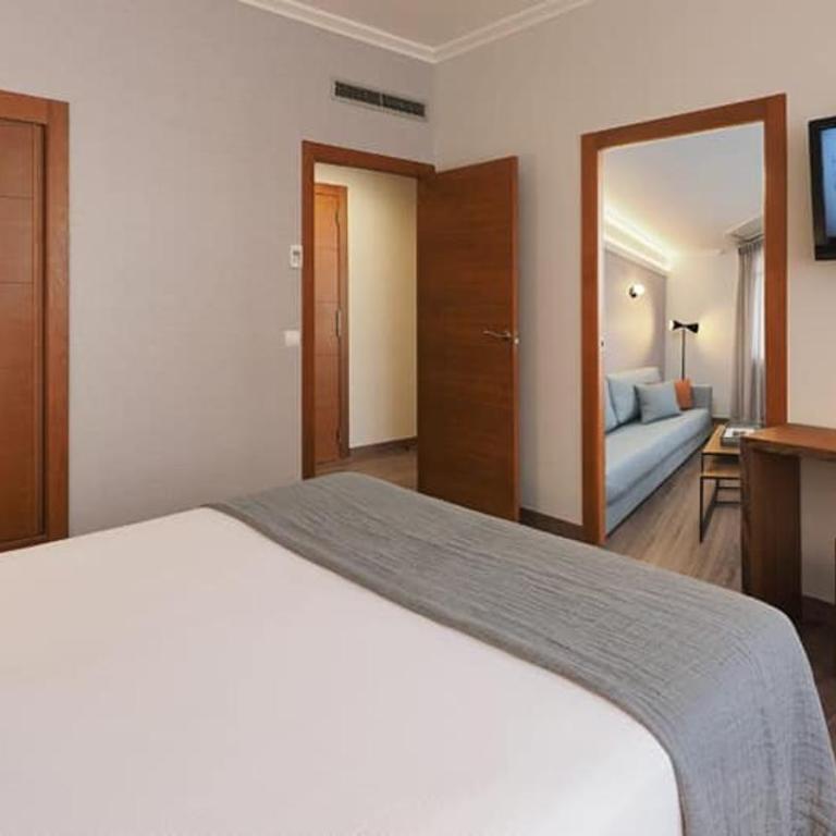 Rias Bajas - Habitación con cama grande y balcón - 3