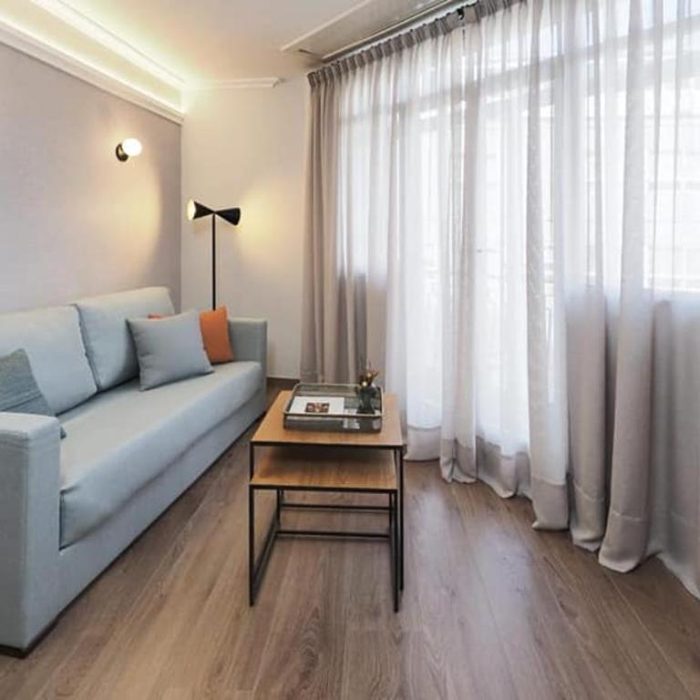 Rias Bajas - Habitación con cama grande y balcón - 2