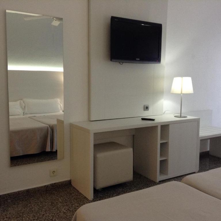 Hostal Pitiusa - Habitación Doble con baño privado - 2 camas - 2