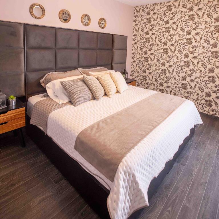Morada Luna Polanco - Queen Room with Shared Bathroom - 3