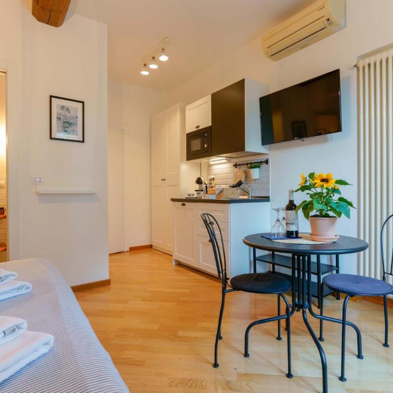 B&B Il Viaggio Bologna - Camera Matrimoniale con Bagno Privato - 13