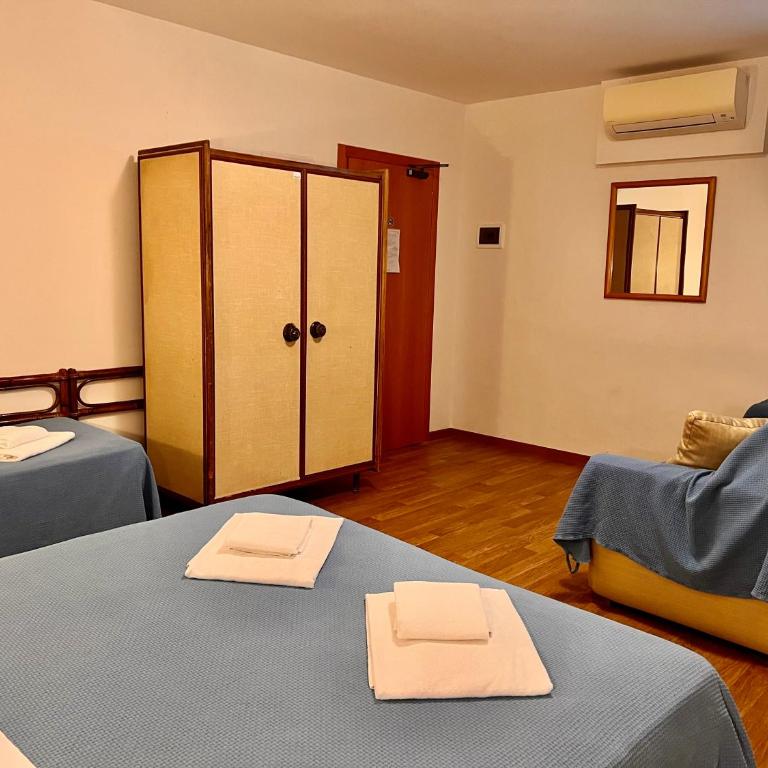 Hotel Canada - Camera Familiare con Vista Canale - 7
