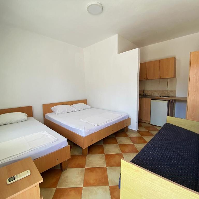 Apartments Ajdin - Triple Room with Balcony - 3