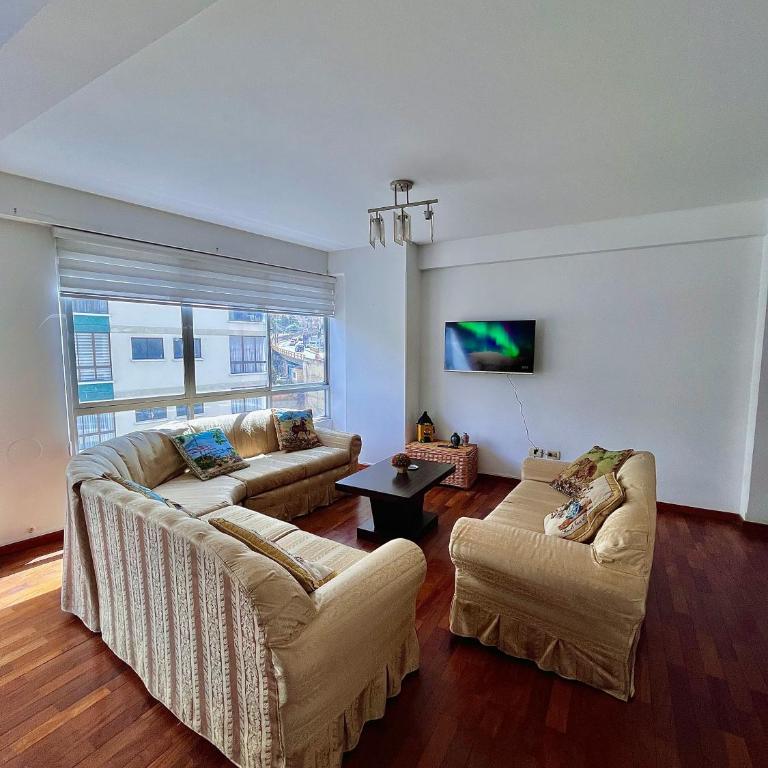 Vista a las montañas y Calefaccion cerca de teleferico y U Catolica - Two-Bedroom Apartment - 2