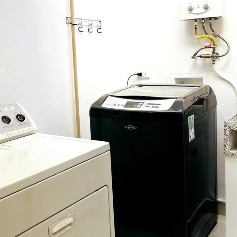 Acogedor,Luz natural , Agua caliente ,200 Mbps,Central. - Apartamento de 3 dormitorios - 7